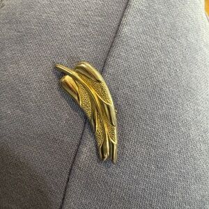 Elegant Gold Leaf Brooch
